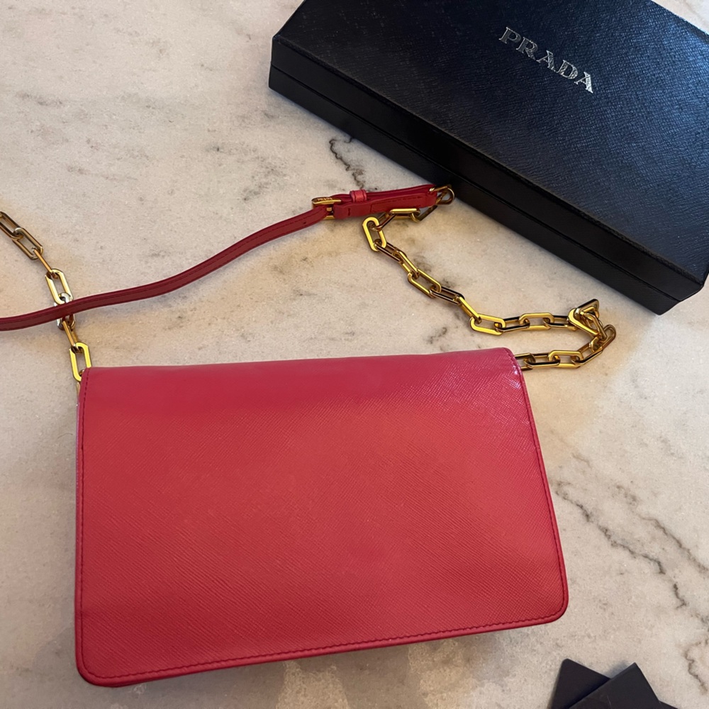 Prada pink Crossbody Bag with Gold Chain - Picture 5 of 16